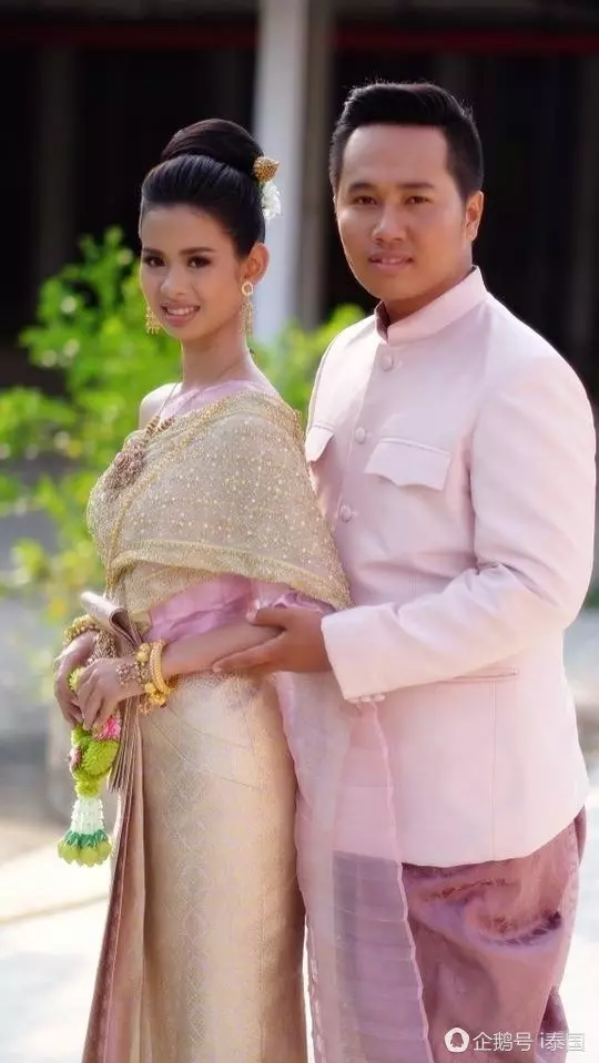 結婚當天新娘被化成「醜角如花」醜爆!換了化妝師後,竟秒變「女神級美嬌娘」!