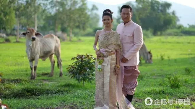 結婚當天新娘被化成「醜角如花」醜爆!換了化妝師後,竟秒變「女神級美嬌娘」!