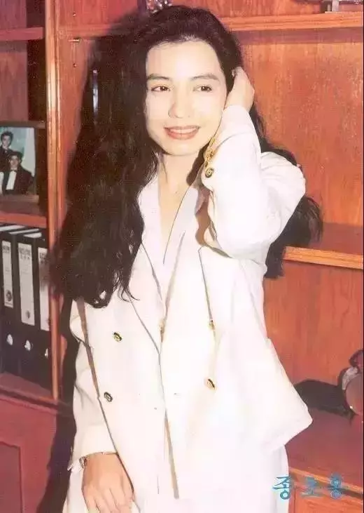 美貌太驚豔!58歲的鐘楚紅近照曝光「用生活追逐年輕」為愛人單身11年:沒有誰能比他更好
