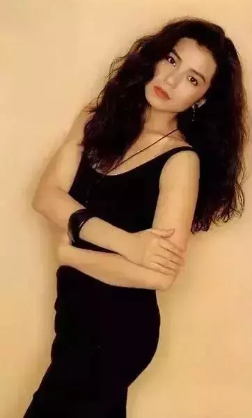 美貌太驚豔!58歲的鐘楚紅近照曝光「用生活追逐年輕」為愛人單身11年:沒有誰能比他更好