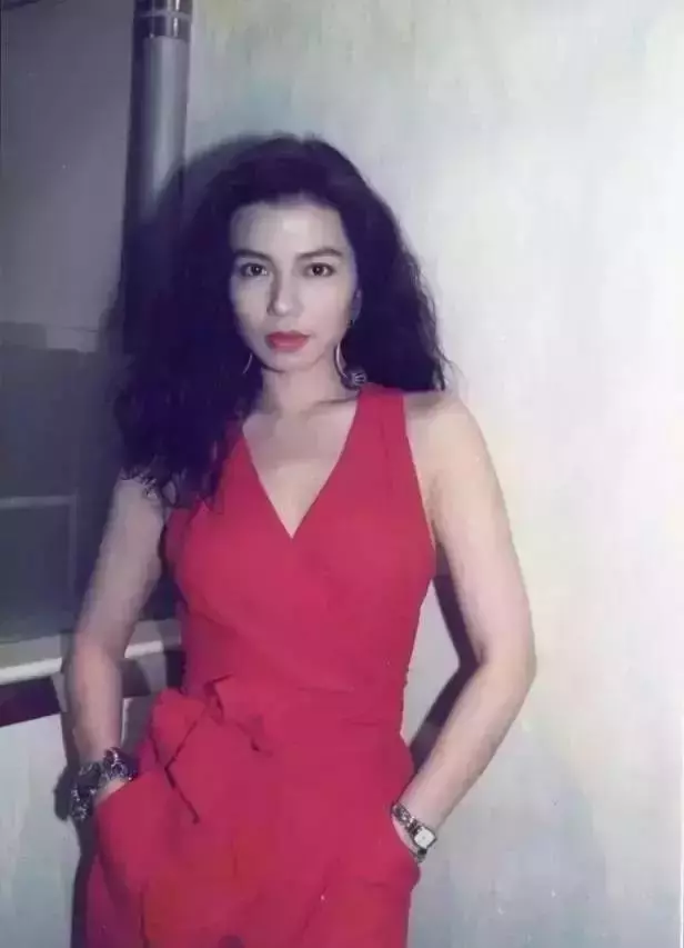 美貌太驚豔!58歲的鐘楚紅近照曝光「用生活追逐年輕」為愛人單身11年:沒有誰能比他更好