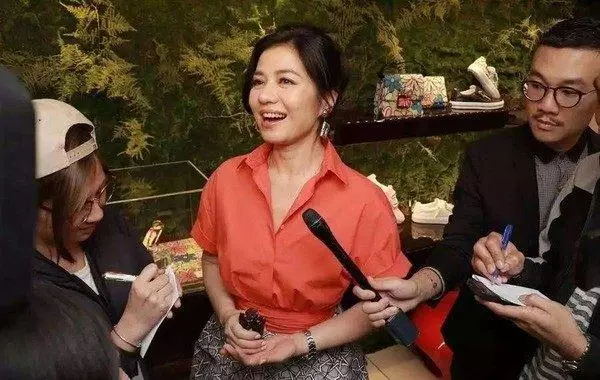 美貌太驚豔!58歲的鐘楚紅近照曝光「用生活追逐年輕」為愛人單身11年:沒有誰能比他更好