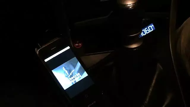 南非司機用20年找一首中文歌 直到載到這對華人乘客 讓他忍不住落淚:這是我媽媽的歌!