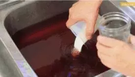 她睡前把「小蘇打」撒到家中多個角落裡,第二天起床看呆了!