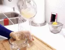 她睡前把「小蘇打」撒到家中多個角落裡,第二天起床看呆了!