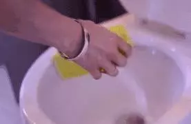 她睡前把「小蘇打」撒到家中多個角落裡,第二天起床看呆了!