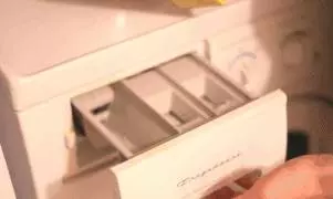 她睡前把「小蘇打」撒到家中多個角落裡,第二天起床看呆了!