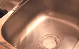 她睡前把「小蘇打」撒到家中多個角落裡,第二天起床看呆了!