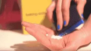 她睡前把「小蘇打」撒到家中多個角落裡,第二天起床看呆了!
