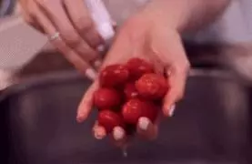 她睡前把「小蘇打」撒到家中多個角落裡,第二天起床看呆了!