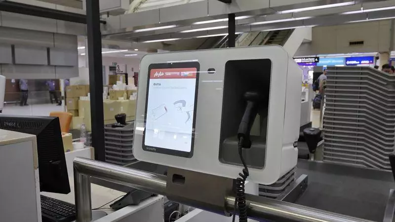 AirAsia 託運行李超過0.1KG都要加錢!最新政策完全「零容忍」! 要出國的朋友注意了!