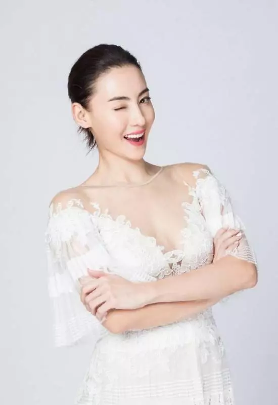 張柏芝為三胎舉辦滿月酒,「小王子」正面照首次曝光,網友:終於藏不住了!