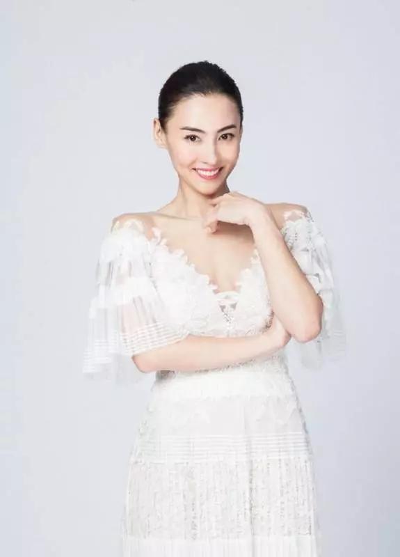 張柏芝為三胎舉辦滿月酒,「小王子」正面照首次曝光,網友:終於藏不住了!