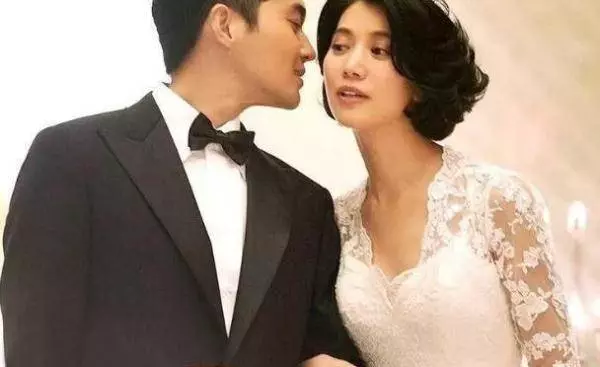 張智霖發文表示與老婆分道揚鑣,袁詠儀大度回應引網友熱議!