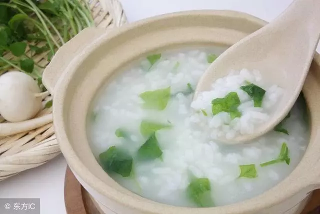 醫生勸告:早晨空腹時,再餓也別碰這2種食物,太傷胃!