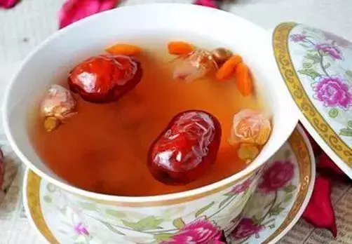 醫生勸告:早晨空腹時,再餓也別碰這2種食物,太傷胃!