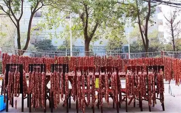 零下2度偷8公斤臘腸 老闆被感動 請小偷當員工 !