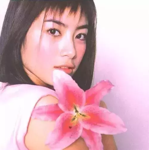 她紅到拒絕周星馳,窮到靠粉絲救濟,她留給一代人的「少女情懷」,如今成這模樣....!