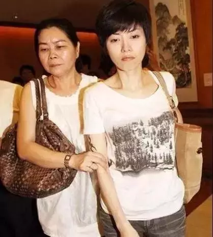 她紅到拒絕周星馳,窮到靠粉絲救濟,她留給一代人的「少女情懷」,如今成這模樣....!
