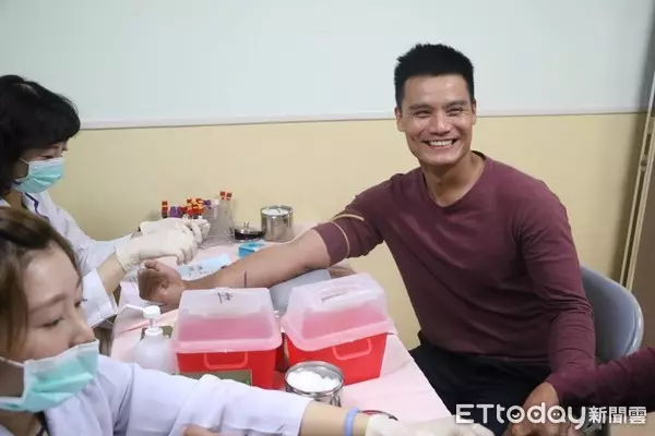 中職/王勝偉怕抽血緊握楊達翔 穿情侶裝笑說婚前健檢