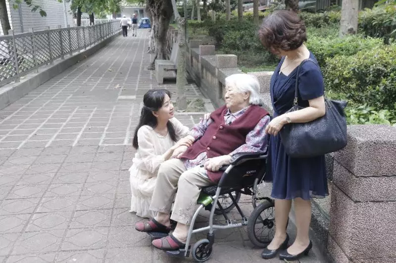 孝順不能等!女高材生棄「英國5倍高薪」,回台「照顧病父母扛家業」:我不想遺憾!