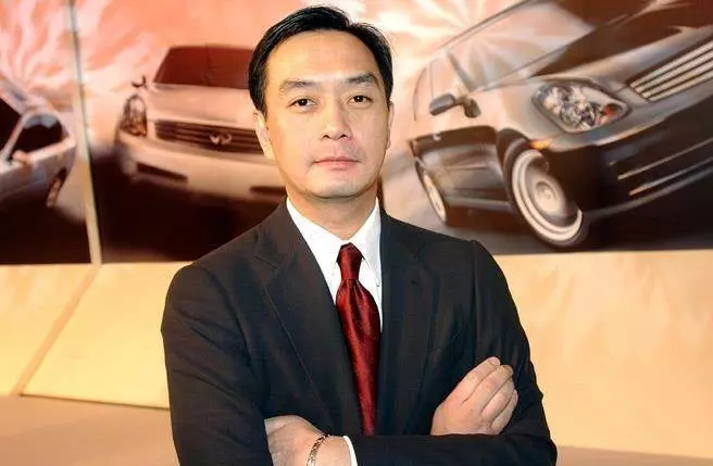 嚴凱泰低調悄悄下葬!入土為安「長眠於父母身旁」孝心感人,白綾帝王帳眾人不捨雨中送行!