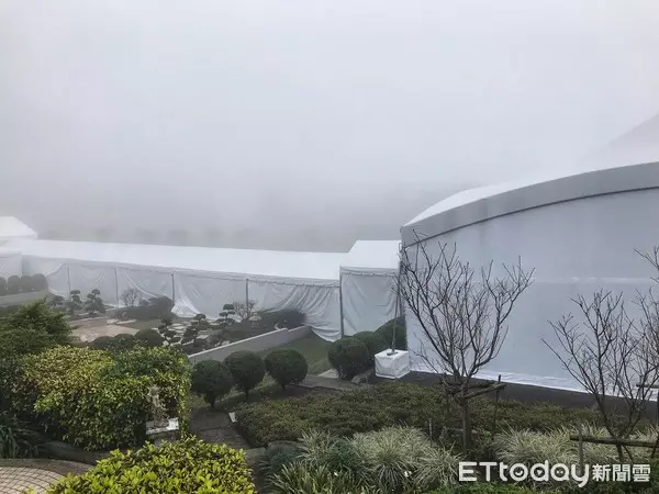 嚴凱泰低調悄悄下葬!入土為安「長眠於父母身旁」孝心感人,白綾帝王帳眾人不捨雨中送行!