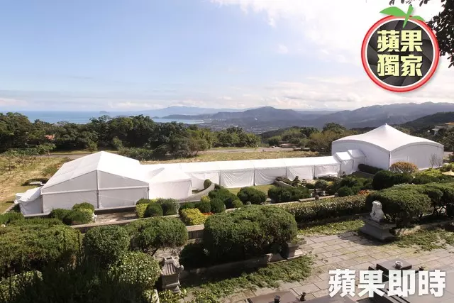 嚴凱泰低調悄悄下葬!入土為安「長眠於父母身旁」孝心感人,白綾帝王帳眾人不捨雨中送行!