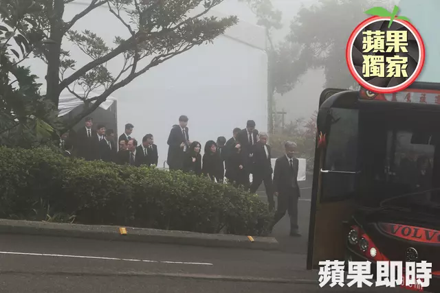嚴凱泰低調悄悄下葬!入土為安「長眠於父母身旁」孝心感人,白綾帝王帳眾人不捨雨中送行!