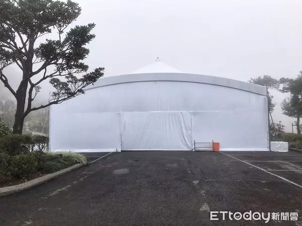 嚴凱泰低調悄悄下葬!入土為安「長眠於父母身旁」孝心感人,白綾帝王帳眾人不捨雨中送行!