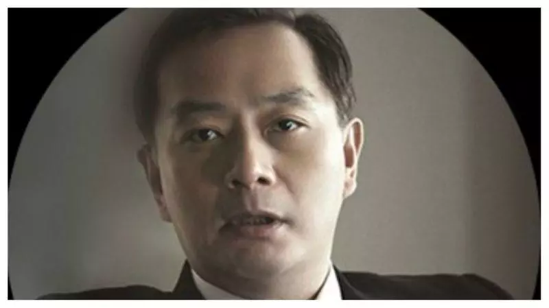 嚴凱泰低調悄悄下葬!入土為安「長眠於父母身旁」孝心感人,白綾帝王帳眾人不捨雨中送行!