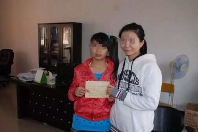 妹妹結婚沒邀請我,我偷偷參加看到婚禮上的人,我讓妹妹取消婚禮