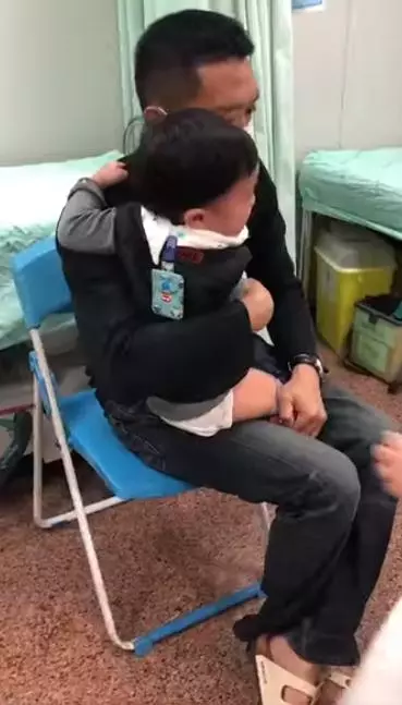 小小年紀超有禮貌!1歲底迪打疫苗爆哭,哭到一半「突然轉頭看護士」一開口網讚爆:爸媽教得好!