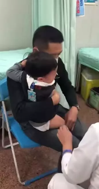 小小年紀超有禮貌!1歲底迪打疫苗爆哭,哭到一半「突然轉頭看護士」一開口網讚爆:爸媽教得好!