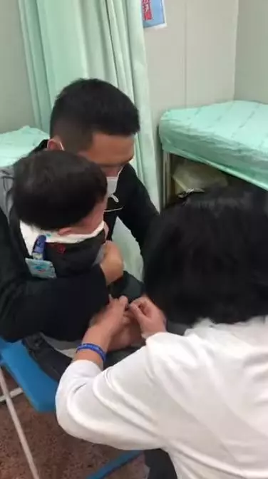 小小年紀超有禮貌!1歲底迪打疫苗爆哭,哭到一半「突然轉頭看護士」一開口網讚爆:爸媽教得好!