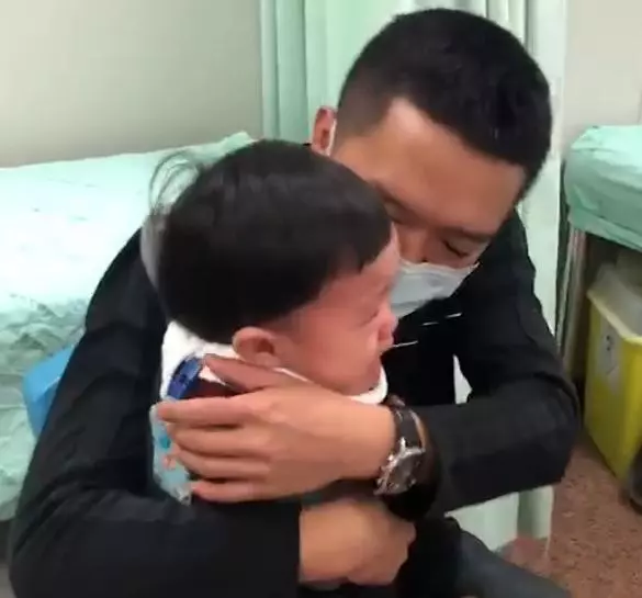 小小年紀超有禮貌!1歲底迪打疫苗爆哭,哭到一半「突然轉頭看護士」一開口網讚爆:爸媽教得好!