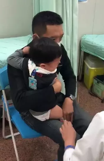 小小年紀超有禮貌!1歲底迪打疫苗爆哭,哭到一半「突然轉頭看護士」一開口網讚爆:爸媽教得好!