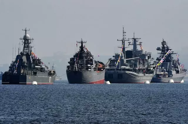 美出動准航母撤軍,俄10多艘軍艦開火攔截,近千美軍被困在敘利亞