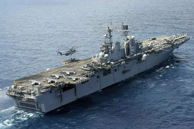 美出動准航母撤軍,俄10多艘軍艦開火攔截,近千美軍被困在敘利亞
