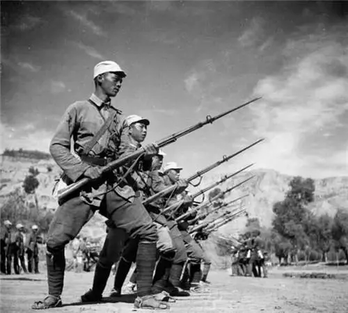 二戰美軍火力有多強,兩人就能壓制日軍一個班,直言日軍就是自殺