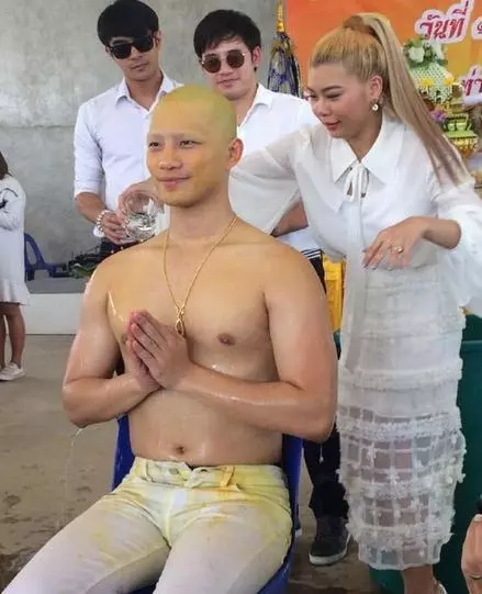 他奉子成婚,在女兒兩個月出家,妻子是著名男神收割機