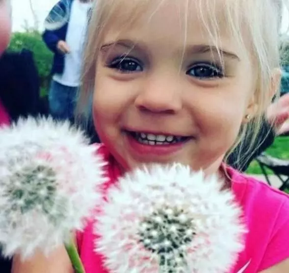 媽媽給3歲女兒拍照,卻發現照片里的女兒不對勁,從而救了她一命