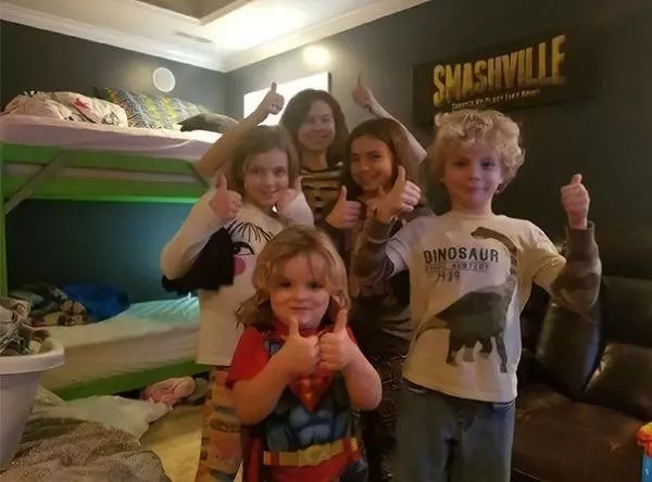 媽媽給3歲女兒拍照,卻發現照片里的女兒不對勁,從而救了她一命