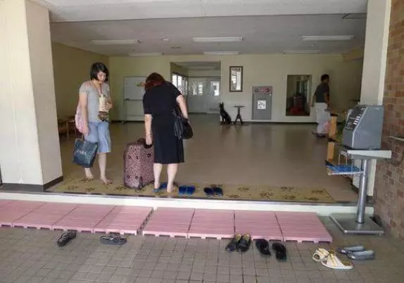 日本的室內不允許穿鞋,那要是有人腳臭該怎麼辦?這下終於知道了