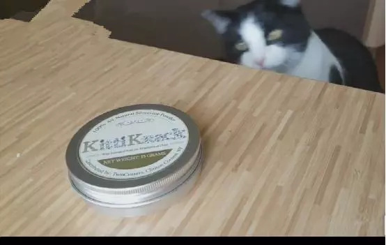 阿喵費盡心思好不容易弄到了貓薄荷,吸了一口之後畫面笑到淚奔
