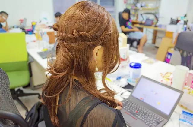 日記者打扮成女生!剛到街上就意識到「當女生的崩潰」:原來到處都是陷阱
