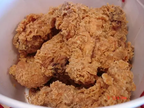 10歲小弟牽女友到速食店約會 店員收錢後趕出門...小倆口門口淚嗑整桶炸雞