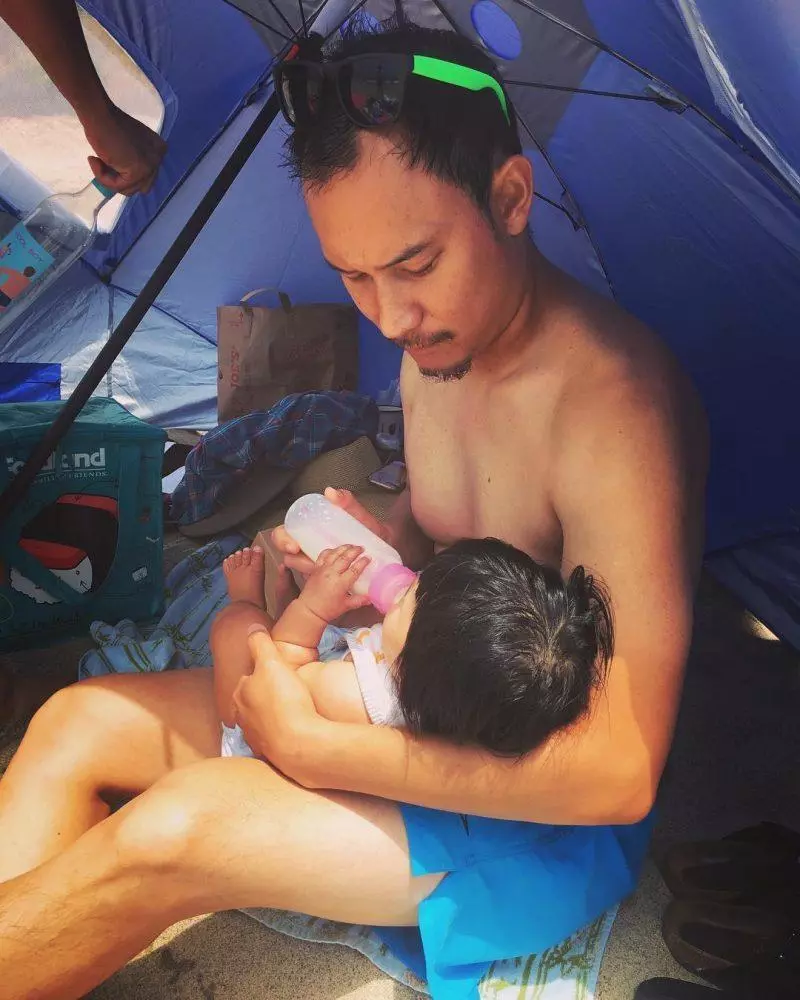 13個讓你「眼睛忍不住泛淚」的最棒父親 單身爸為了參加母親節活動...形象都不顧了!