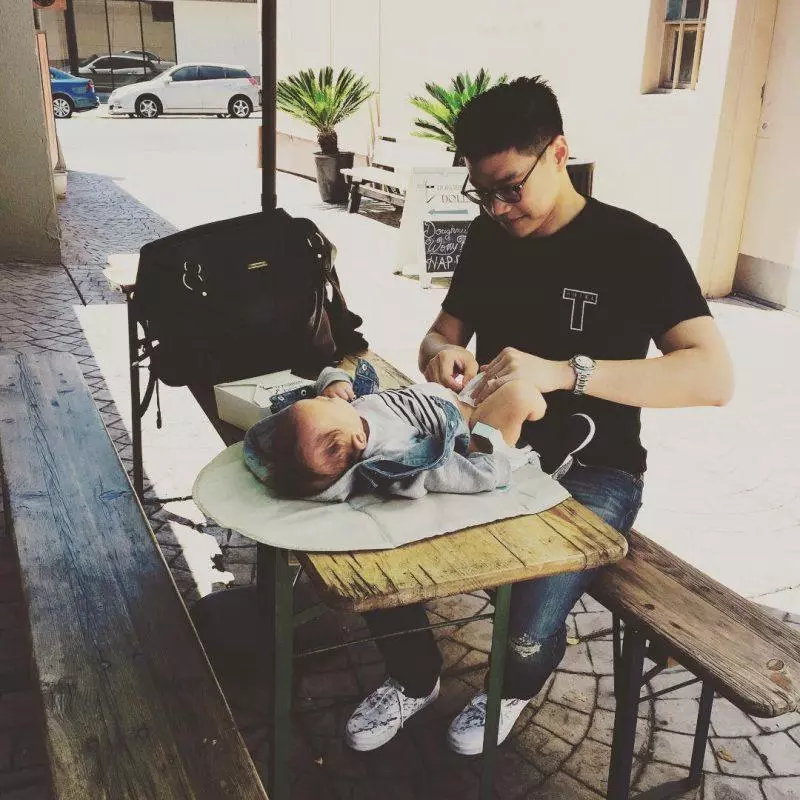 13個讓你「眼睛忍不住泛淚」的最棒父親 單身爸為了參加母親節活動...形象都不顧了!