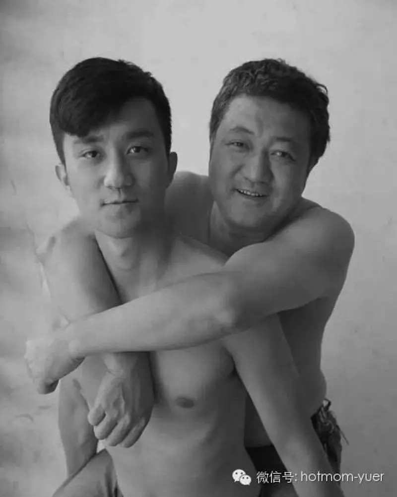 13個讓你「眼睛忍不住泛淚」的最棒父親 單身爸為了參加母親節活動...形象都不顧了!